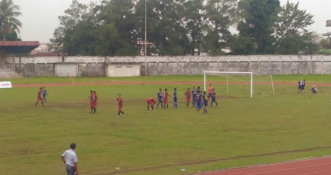 Gol pertama tim PS Muaro Jambi Dimas Adrian.