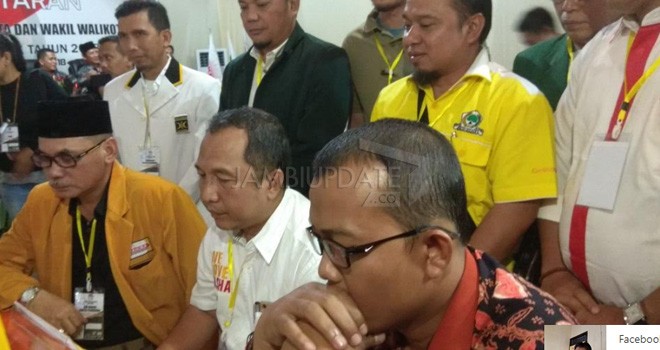 Tim Koalisi Fasha-Maulana saat berada di Kantor KPU Kota Jambi.