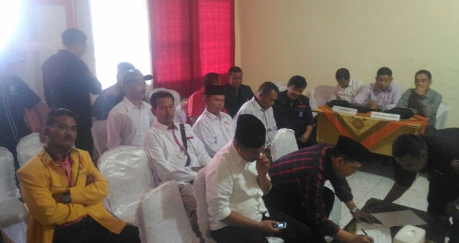 Terlihat ketua DPC Gerindra bersama sekretaris DPC Gerindra, saat mendampingi monadi daftar ke KPU.