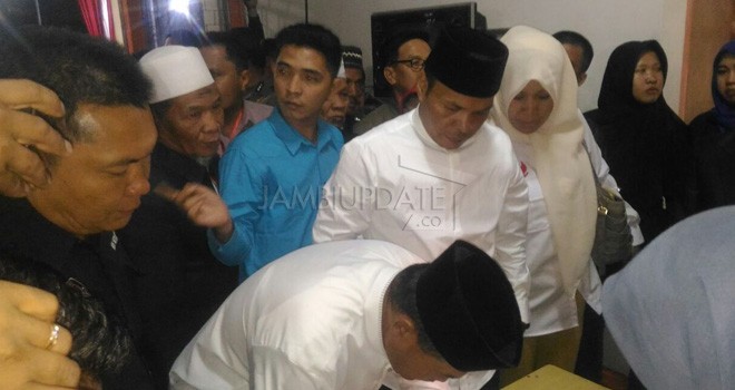 Terlihat Zainal Abidin saat mendaftar ke KPU Kerinci.