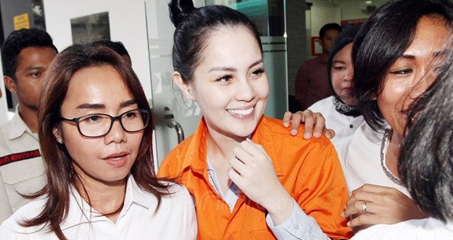 Jennifer Dunn saat ditangkap Dirnarkoba Polda Metro Jaya. Foto : Ricardo / JPNN.com