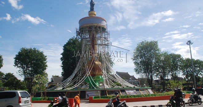 Sejumlah pekerja memperbaiki angsa tugu keris Siginjai Kota Jambi.