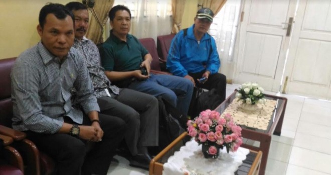 Zainal Abidin dan Monadi tampak duduk bersama saat jalani tes kesehatan pada hari ini.