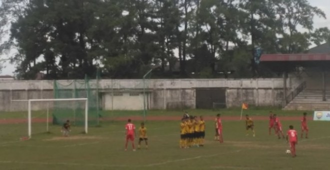 Tendangan bebas Napoleon berhasil mengoyak jala gawang Bungo 