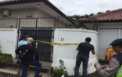 GARIS POLISI: Polisi memasang garis polisi di TKP penangkapan WNA Tiongkok anggota jaringan penipuan online lintas negara di Kutuh, Nusa Dua (Miftahuddin Halim/Radar Bali)