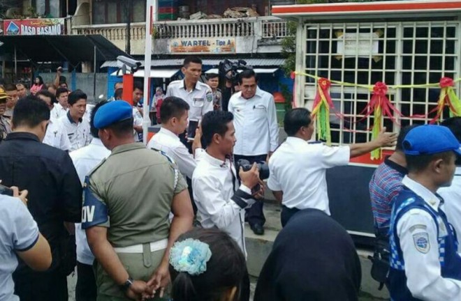 Wako AJB saat meresmikan portal terminal dan parkir.