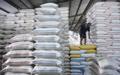 Ilustrasi buruh mengangkut beras dari gudang beras untuk didistribuskan ke pedagang (DOK.SALMAN TOYIBI/JAWA POS)