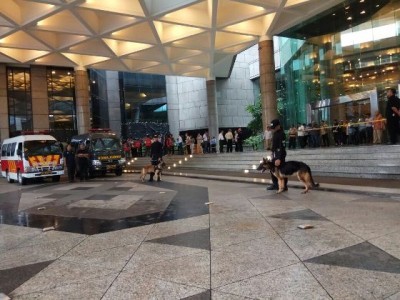 Penjagaan ketat dari aparat kepolisian di Gedung BEI, Kawasan SCBD, Jakarta Selatan, Senin (15/1) (Ikhsan Prayogi/ JawaPos.com)