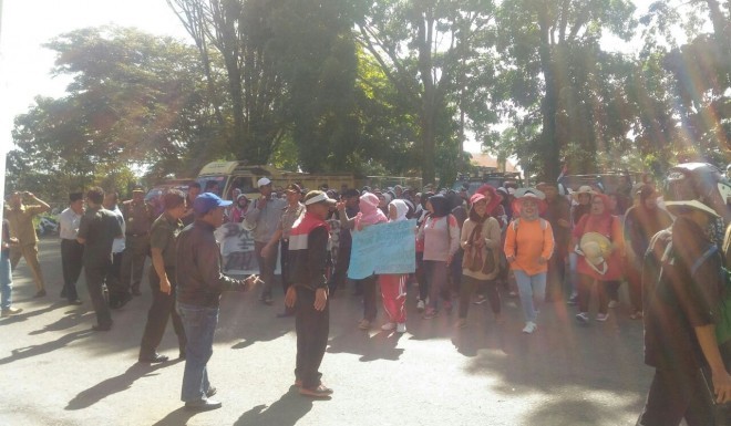 Demo warga  Ratusan warga Desa Bintang Marak, Kecamatan Bukit Kerman, Kabupaten Kerinci, pada Senin (15/01) pada pukul 10.00 wib di kantor Bupati Kerinci.