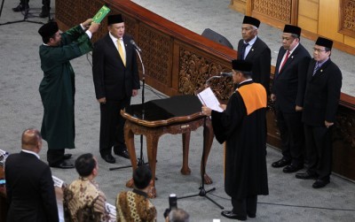Ketua MA Hatta Ali saat melantik Ketua DPR Bambang Soesatyo Senin (15/01) (Hendra Eka/Jawa Pos)
