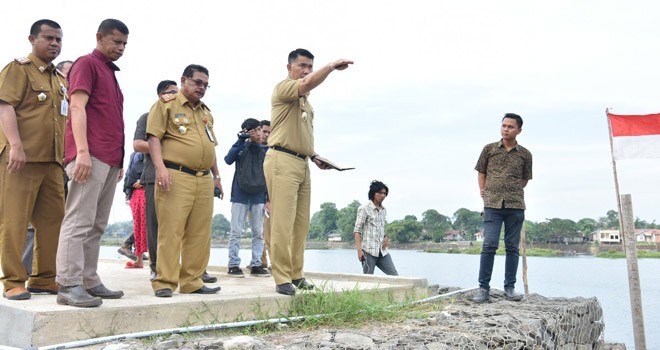 Walikota Fasha saat meninjau pembangunan danau sipin.