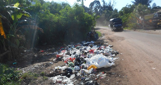Sejumlah Lahan Kosong di Telanaipura Dijadikan Warga Tempat Buang Sampah.