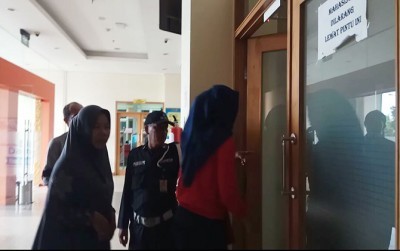 Keluarga korban ambruknya selasar di Lantai Mezzanine Tower II Bursa Efek Indonesia (BEI) saat melapor ke posko pengaduan. (Istimewa)