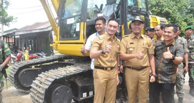 Gubernur Zola Serahkan Bantuan Alat Berat di Tebo.