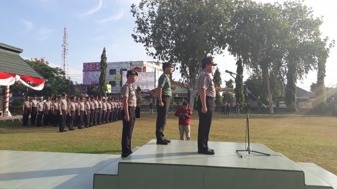 Kapolda Jambi, Brigjen Pol Muchlis AS saat memimpin apel bersama TNI-Polri di Makorem.