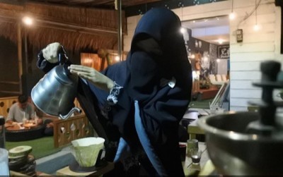 Salah satu Barista di Kafe Islami yang ada di Lombok saat sedaang menyeduh kopi. (Lombok Post/JawaPos)