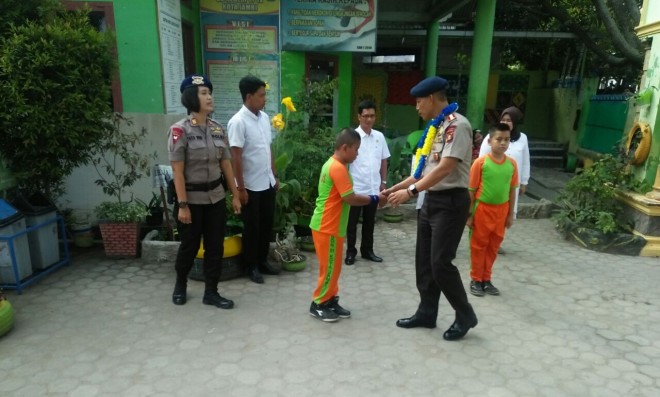 Beri Motivasi, Kasat Brimob Polda Jambi Kunjungi SD Tempat Polisi Cilik Binaannya Belajar.