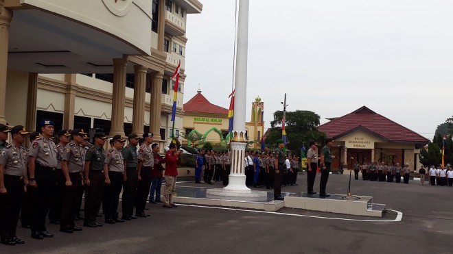 Danrem saat memimpin apel bersama di Polda Jambi.