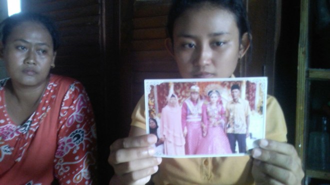 Fitri memperlihatkan photo ayahnya