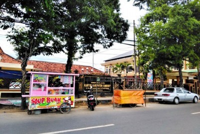 RAMAI: Pedagang berada di depan Kantor Kemenag Sumenep kemarin. (MUSTAJI/Radar Madura/JawaPos.com)