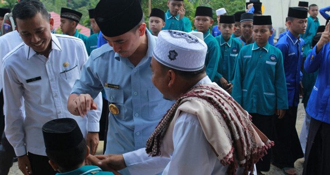 Gubernur Zola saat mengunjungi Pondok Pesantren Tahfizul Quran Yayasan Aziziyah Kelurahan Pasir Putih Kecamatan Rimbo Tengah Kabupaten Bungo.