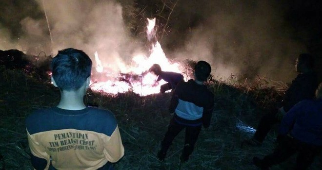 Terlihat tim dari BPBD Kota Sungai Penuh saat memadamkan api di RKE.