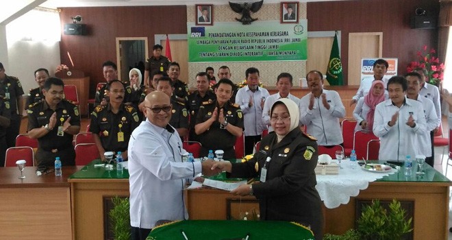 Kepala Kejati Jambi Andi Nurwinah SH,MH selaku pihak kedua menandatangani berkas MOU dengan Kepala RRI Jambi Rasman