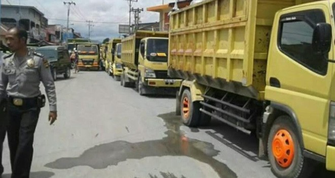 Sopir Dump Truck Blokir Jalan di Semurup.