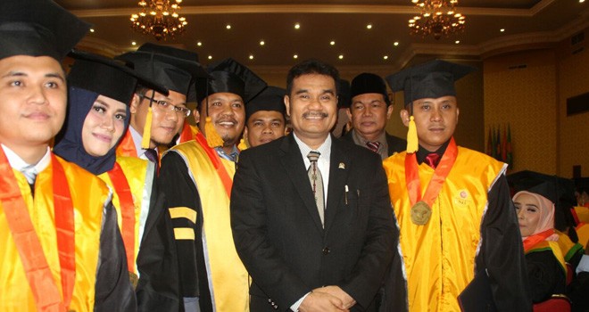 Sutan Adil Hendra ketika menghadiri salah satu acara wisuda kampus terbesar tanah air belum lama ini.   