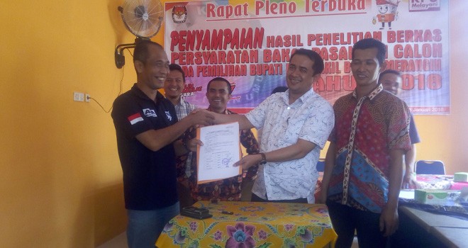 Foto saat ketua KPU serahkan hasil penelitian berkas kepada salah satu tim pemenangan
