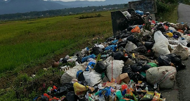 Terlihat sampah yang menumpuk di perbatasan Koto Iman - Tanjung Tanah.