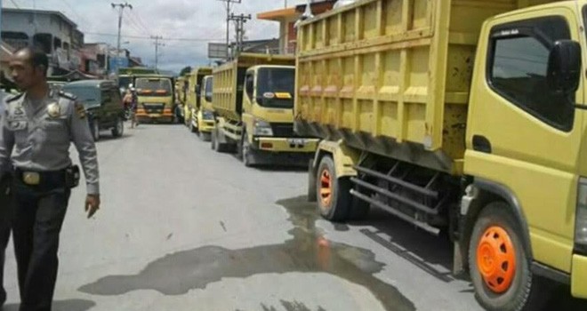 Puluhan Dump Truck Dihadang Warga di Siulak.