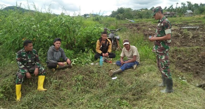 Kades Tanjung Mudo saat Gotong Royong bersama Masyarakat dan anggota TNI.