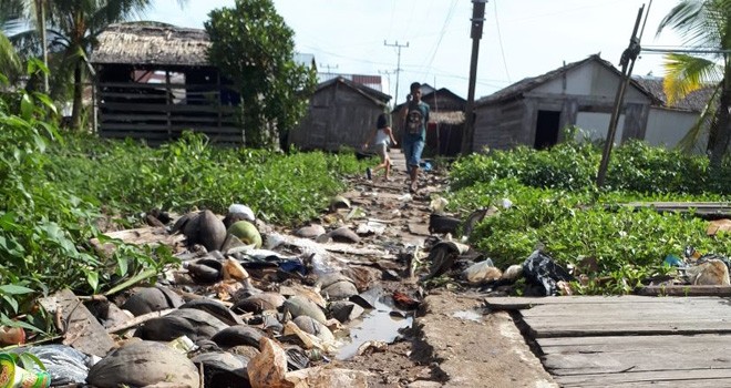 Terlihat tumpukan sampah di jalan setapak di Parit 6, Kelurahan Kampung Laut.