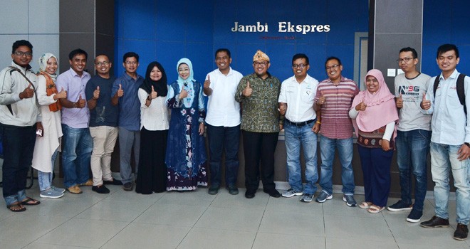 Foto Bersama dengan segenap Karyawan Harian Pagi  Jambi Ekspres.