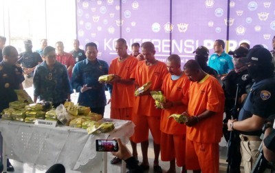 Menteri Keuangan Sri Mulyani Indrawati dan Kepala BNN Komjen Budi Waseso dalam pengungkapan penangkapan banda sabu di provinsi Aceh (Sabik Aji Taufan/JawaPos.com)