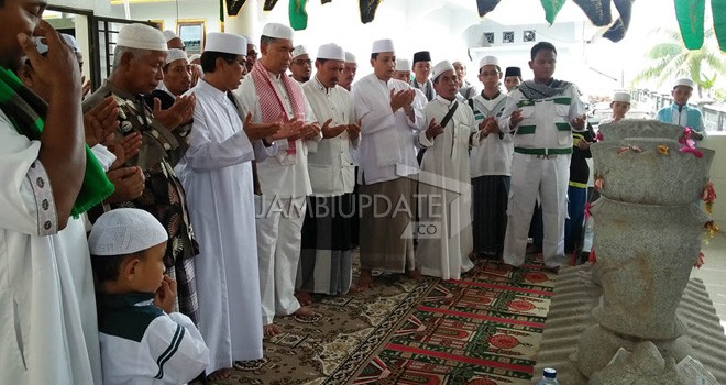 Walikota Jambi beserta jajarannya saat menghadiri Haul Alhabib Idrus Bin Al Jufri  di Maajid Ihsaniyah Kelurahan Olak Kemang kemarin.        