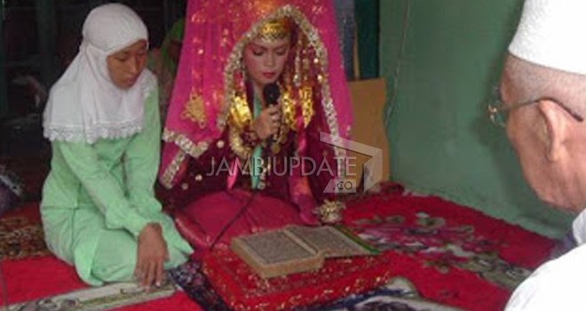 Penganten putrid saat melakukan Khataman Alquran.