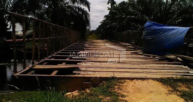 Kondisi Jembatan Besi di Bram Itam Kanan.