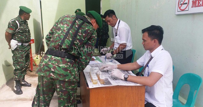 Test urine secara mendadak kepada puluhan anggota Kodim 0419/Tanjab.
