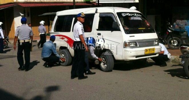 Aksi Kempes Ban Pihak Dishub Sungai Penuh.