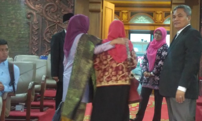 Tak Mau Diwawancarai, Sri Fatmawati Hindari Awak Media.