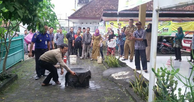 Warga Sulanjana saat mengikuti pelatihan penanggulangan bencana kebakaran yang digelar pihak kelurahan.