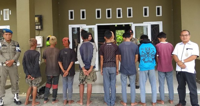 4 Pelajar Bolos dan 4 Anak Funk saat Diamankan Satpol PP.