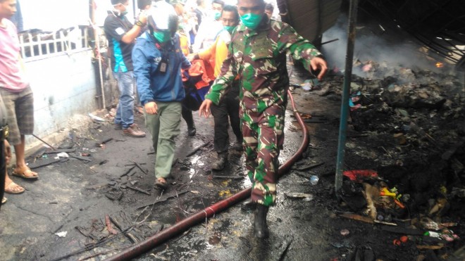 Korban kebakaran saat di evakuasi. 