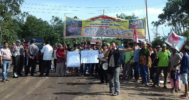 Teks foto : Aksi demo oleh puluhan warga Desa Rangkiling