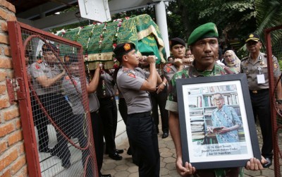 Mantan Mendikbud Daoed Yoesoef saat akan dikebumikan. (Miftahulhayat/Jawa Pos)