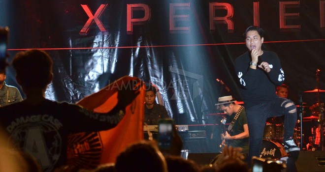 Penampilan Armada Band di plataran Gor Kota Baru Jambi.