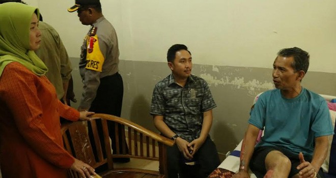 Fikar Azami saat membesuk korban kebakaran.