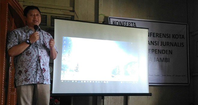 Sambutan Revolusi Riza mengapresiasi lokasi kegiatan Konferta III AJI Kota Jambi.